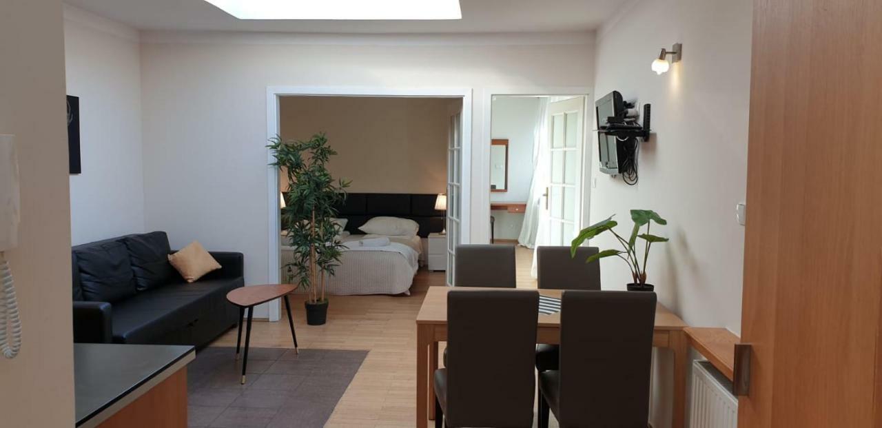 Aparthotel Old City Krakow Bagian luar foto